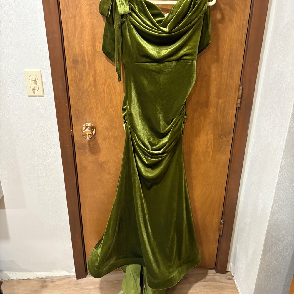 Elegant Green Velvet Evening Dress